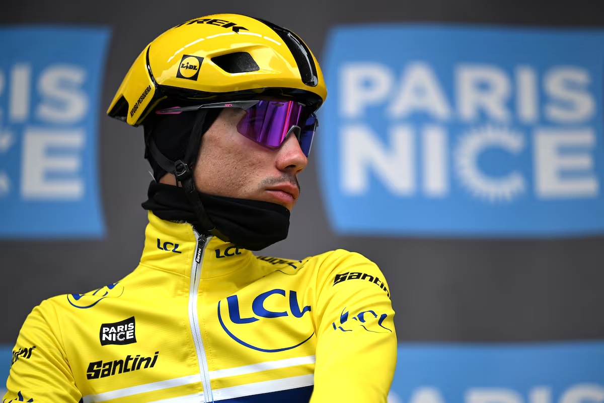 Juan Ayuso abandona la París-Niza tras sufrir una dura caída cuando marchaba líder