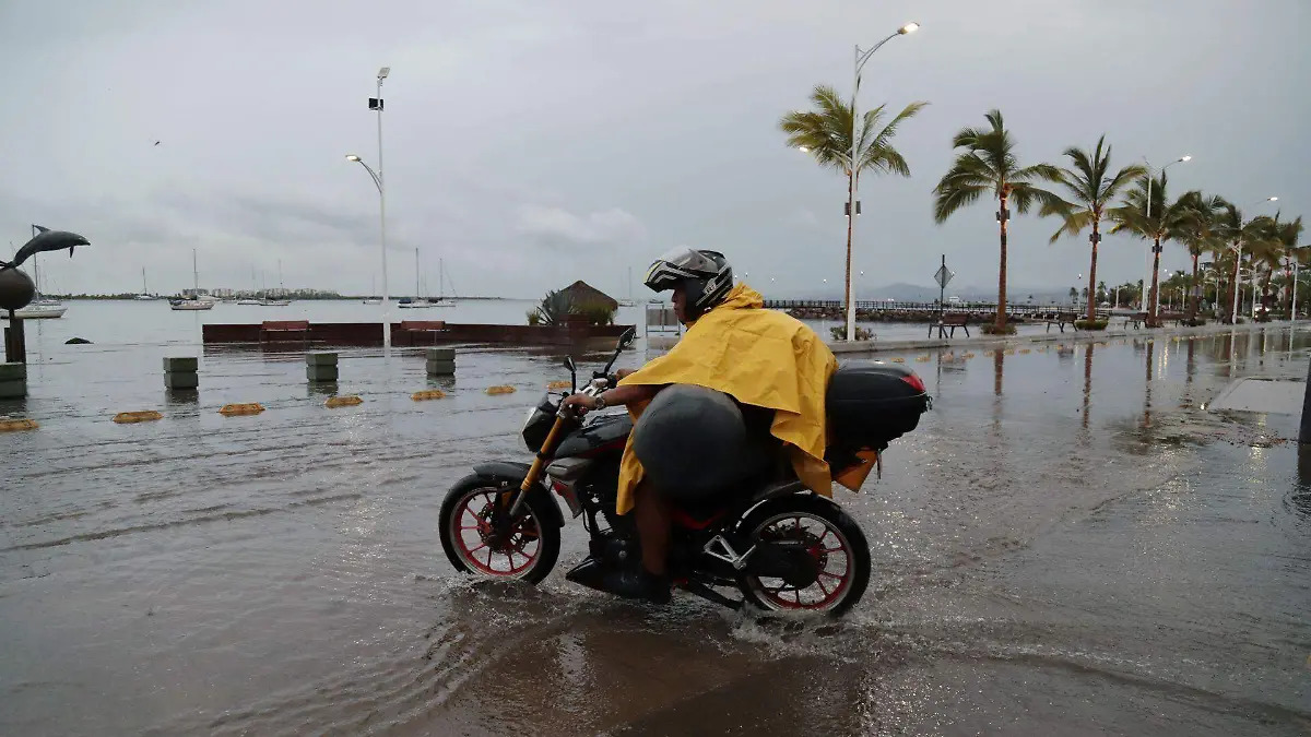 Trudy se debilita a tormenta tropical en el Pacífico mexicano; lluvias continuarán mientras se aleja de las costas